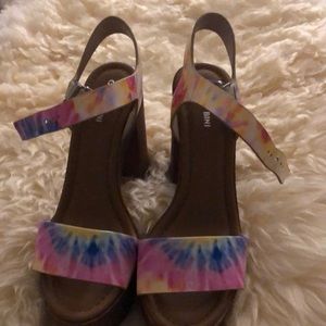 Tie dye/ runs small more like and 8 1/2